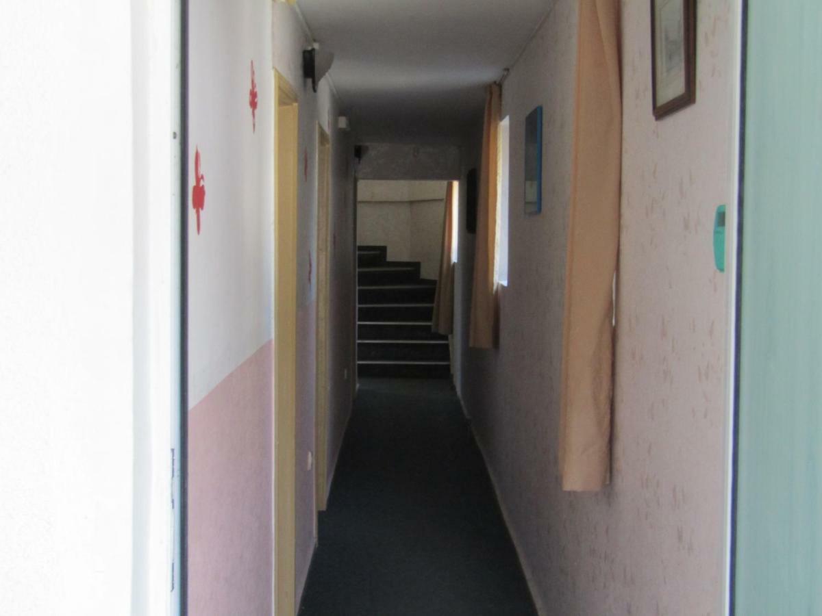 Hostel Papagal Warna Exterior foto